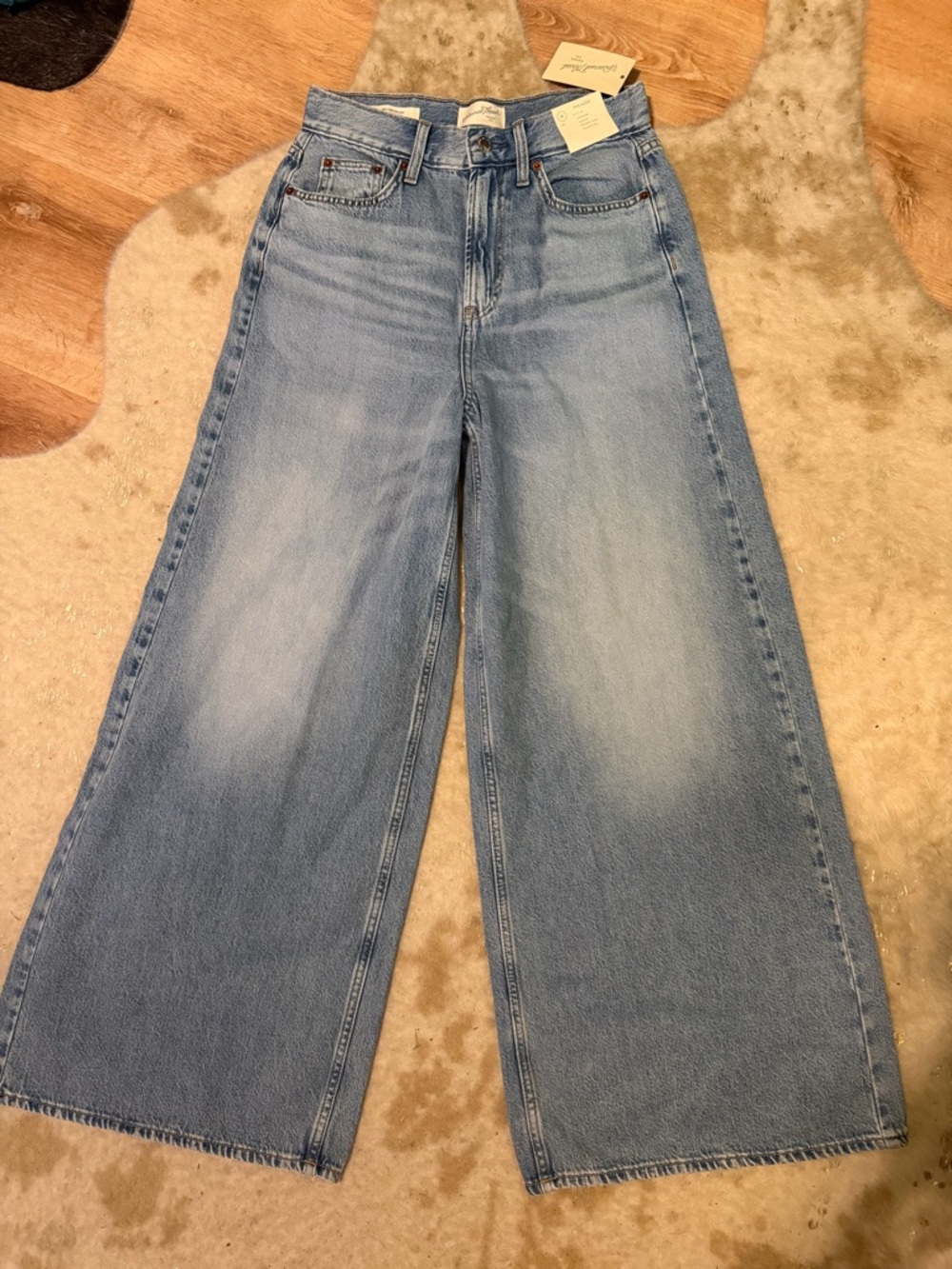 Wide Leg Light Wash Women’s Jeans size 6 universal thread palazzo BNWT